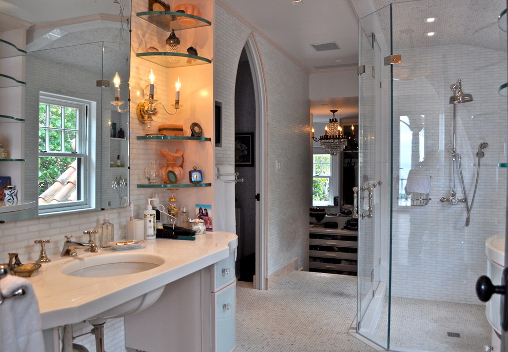 Exempel på ett stort klassiskt en-suite badrum, med ett integrerad handfat, luckor med glaspanel, marmorbänkskiva, en kantlös dusch, mosaik, rosa väggar, marmorgolv, vita skåp, ett fristående badkar, en toalettstol med separat cisternkåpa och vit kakel