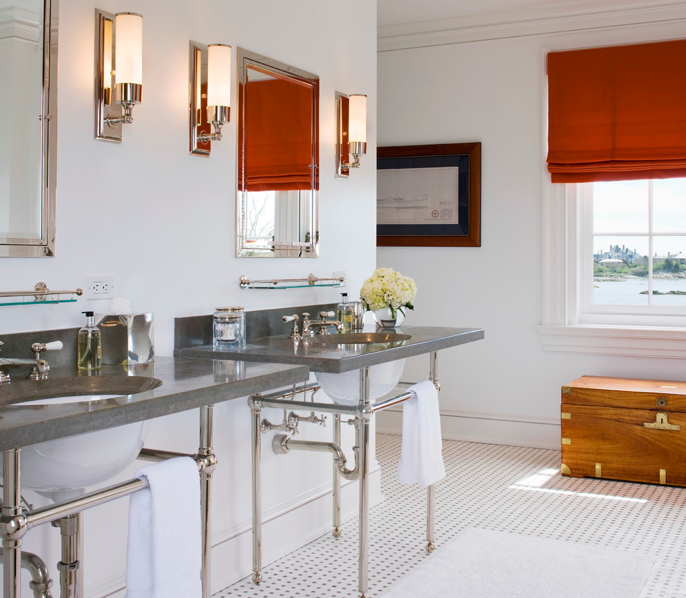 Imagen de cuarto de baño marinero con lavabo tipo consola, paredes blancas, suelo con mosaicos de baldosas y encimeras grises