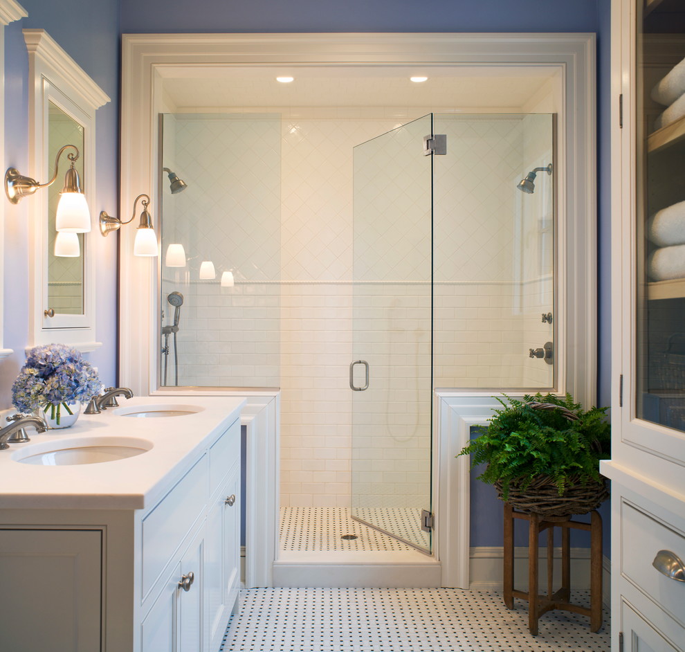 Idée de décoration pour une salle de bain marine avec un placard à porte affleurante, des portes de placard blanches, une douche double, un carrelage blanc, un mur bleu et un sol en carrelage de terre cuite.