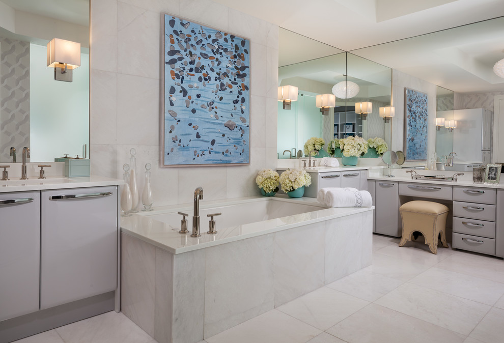 Inspiration för stora moderna vitt en-suite badrum, med släta luckor, grå skåp, ett undermonterat badkar, grå väggar och grått golv