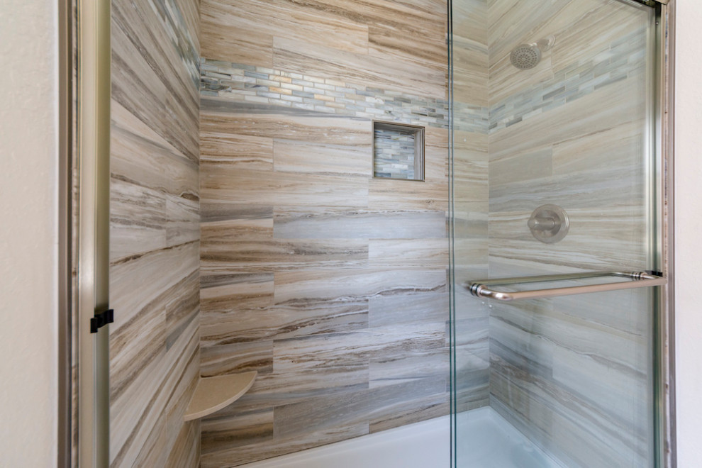 Ispirazione per una stanza da bagno costiera con piastrelle beige e porta doccia scorrevole