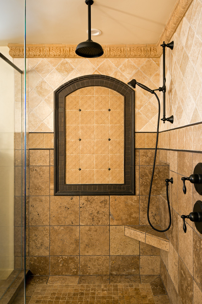 Diseño de cuarto de baño principal mediterráneo de tamaño medio con ducha esquinera, paredes beige y suelo de baldosas de cerámica