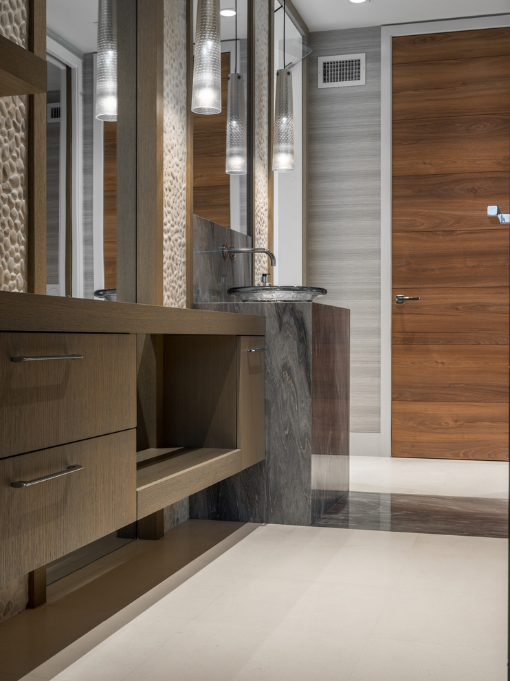 Inspiration pour un sauna design en bois brun de taille moyenne avec un placard à porte plane, une douche à l'italienne, un carrelage multicolore, un carrelage de pierre, un sol en calcaire, une vasque, un plan de toilette en granite, un mur multicolore et un sol beige.