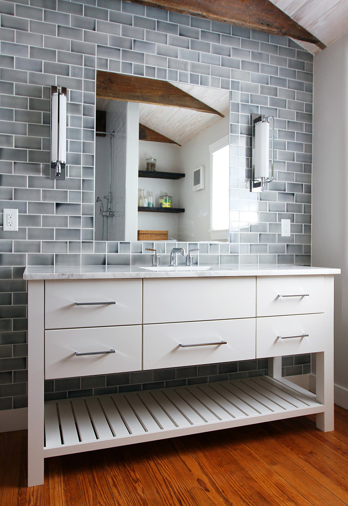 Источник вдохновения для домашнего уюта: ванная комната в современном стиле с белыми фасадами, серой плиткой и плиткой кабанчик