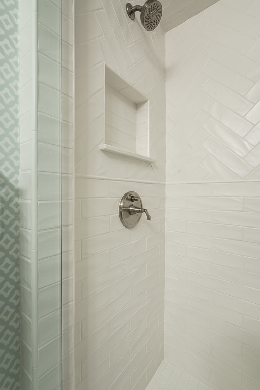 Idée de décoration pour une petite douche en alcôve marine avec un placard avec porte à panneau encastré, des portes de placard blanches, un carrelage blanc, des carreaux de porcelaine, un sol en carrelage de porcelaine, un lavabo encastré et un plan de toilette en surface solide.
