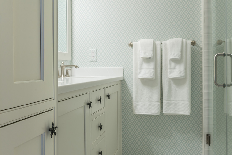 Idéer för små maritima badrum, med luckor med infälld panel, vita skåp, en dusch i en alkov, vit kakel, porslinskakel, klinkergolv i porslin, ett undermonterad handfat och bänkskiva i akrylsten