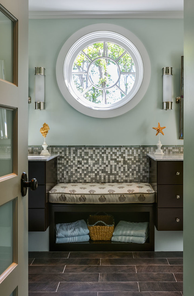 Idéer för maritima badrum, med släta luckor, skåp i mörkt trä, flerfärgad kakel, mosaik och blå väggar