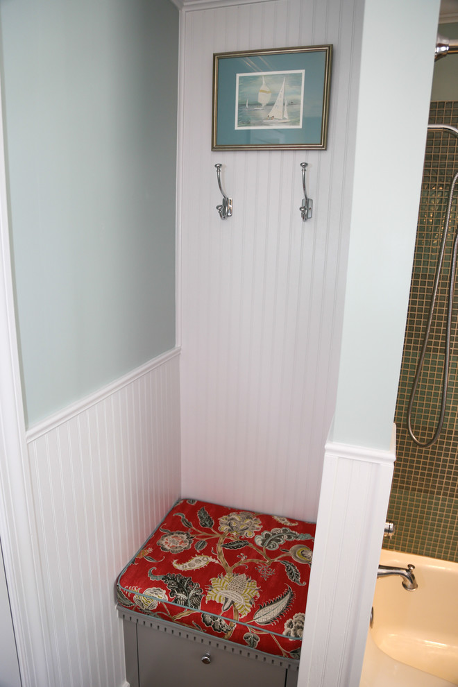 Exempel på ett mellanstort maritimt en-suite badrum, med luckor med infälld panel, grå skåp, en kantlös dusch, blå kakel, tunnelbanekakel, blå väggar, klinkergolv i keramik, ett undermonterad handfat och granitbänkskiva
