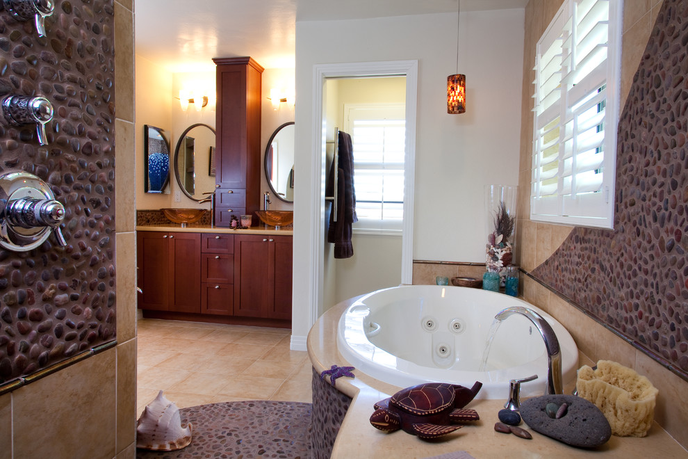 Inredning av ett maritimt stort en-suite badrum, med ett fristående handfat, ett platsbyggt badkar, en öppen dusch, luckor med infälld panel, skåp i mörkt trä, blå kakel, mosaik, flerfärgade väggar, klinkergolv i småsten, bänkskiva i akrylsten, grått golv och med dusch som är öppen