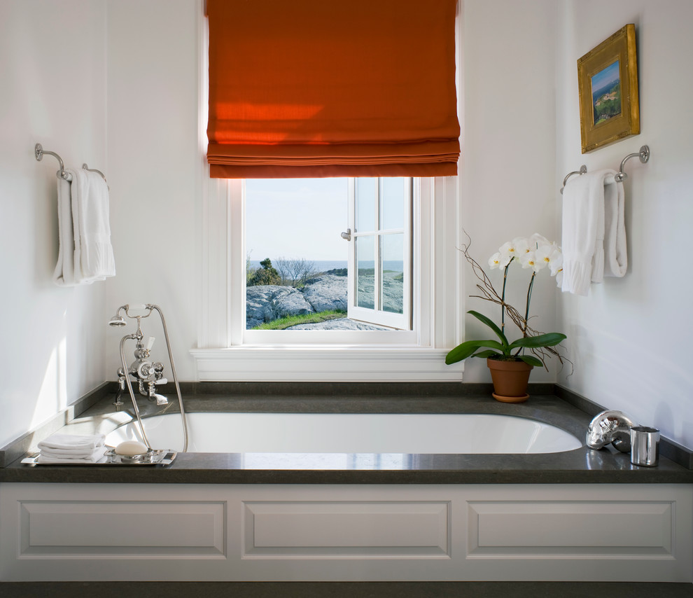 Свежая идея для дизайна: ванная комната среднего размера в морском стиле с ванной в нише и белыми стенами - отличное фото интерьера