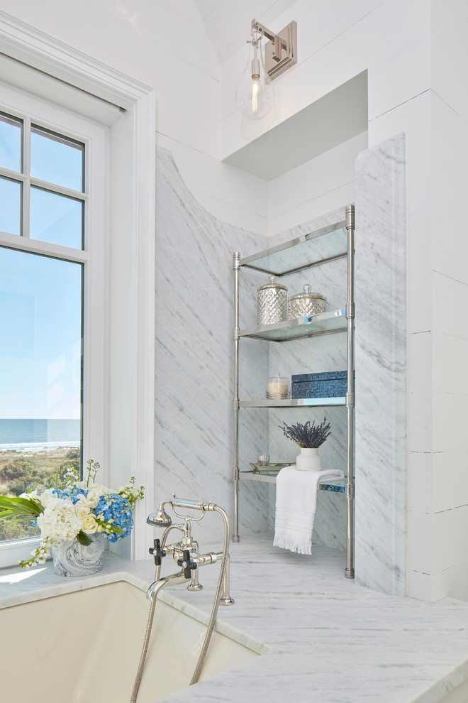 Exemple d'une salle de bain principale bord de mer de taille moyenne avec une baignoire encastrée, une douche à l'italienne, un mur blanc, un sol en carrelage de terre cuite, un plan vasque, un plan de toilette en marbre et une cabine de douche à porte battante.