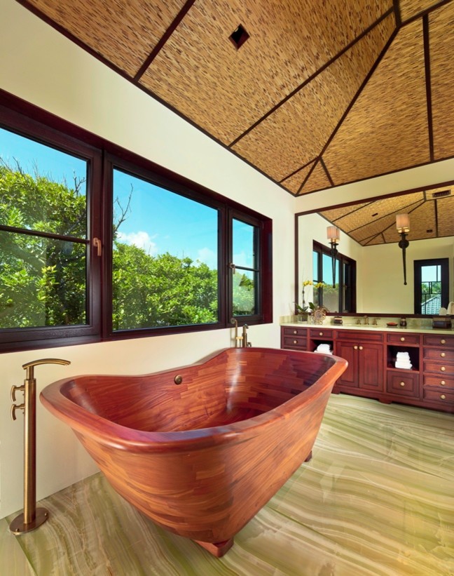 Exempel på ett stort asiatiskt en-suite badrum, med ett undermonterad handfat, luckor med infälld panel, skåp i mellenmörkt trä, bänkskiva i onyx, ett fristående badkar, en dusch/badkar-kombination, grön kakel, stenhäll och beige väggar