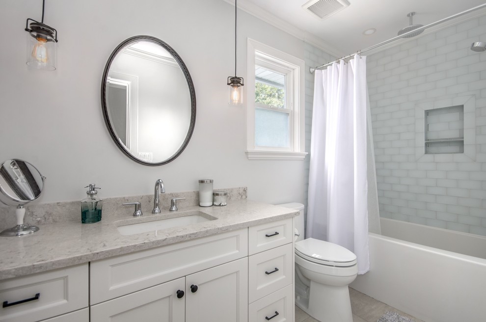 Diseño de cuarto de baño infantil contemporáneo de tamaño medio con puertas de armario blancas, bañera empotrada, paredes grises, encimera de cuarcita y encimeras grises