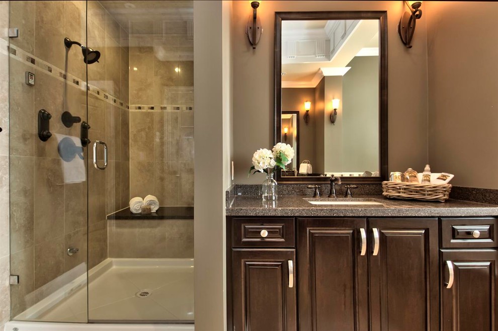 Klassisches Badezimmer mit Granit-Waschbecken/Waschtisch in Sonstige