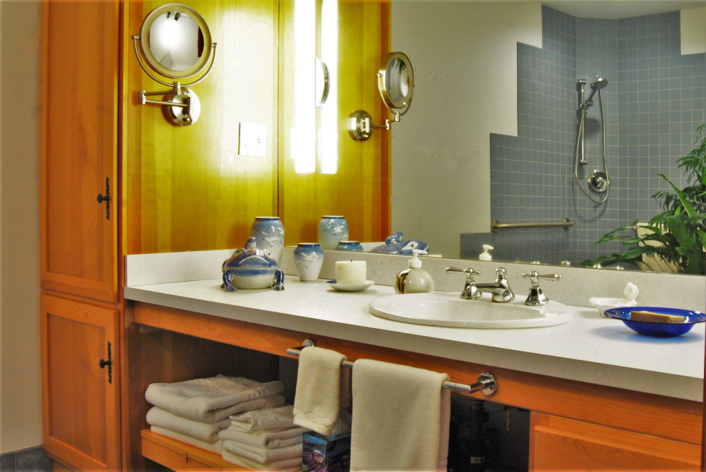 Idee per una grande stanza da bagno boho chic con zona vasca/doccia separata, piastrelle blu, pareti bianche, lavabo da incasso, top in laminato, top bianco e piastrelle in ceramica