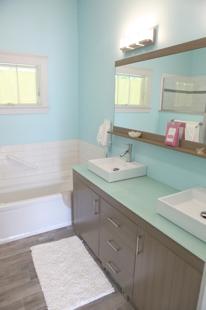 Свежая идея для дизайна: главная ванная комната среднего размера в классическом стиле с плоскими фасадами, серыми фасадами, угловой ванной, угловым душем, унитазом-моноблоком, белой плиткой, плиткой кабанчик, синими стенами, полом из мозаичной плитки, настольной раковиной, стеклянной столешницей, белым полом, душем с распашными дверями и зеленой столешницей - отличное фото интерьера