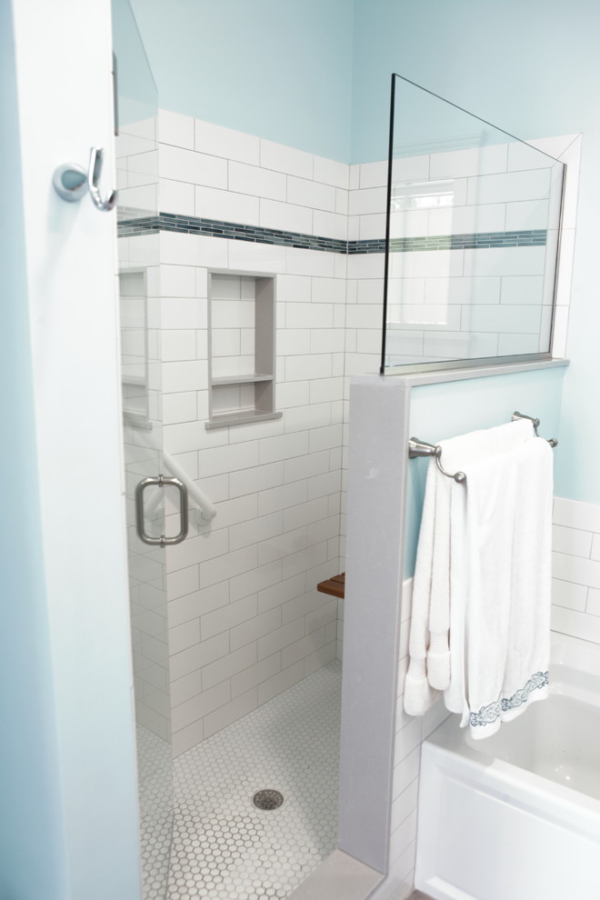 Стильный дизайн: главная ванная комната среднего размера в классическом стиле с плоскими фасадами, серыми фасадами, угловой ванной, угловым душем, унитазом-моноблоком, белой плиткой, плиткой кабанчик, синими стенами, полом из мозаичной плитки, настольной раковиной, стеклянной столешницей, белым полом, душем с распашными дверями и зеленой столешницей - последний тренд