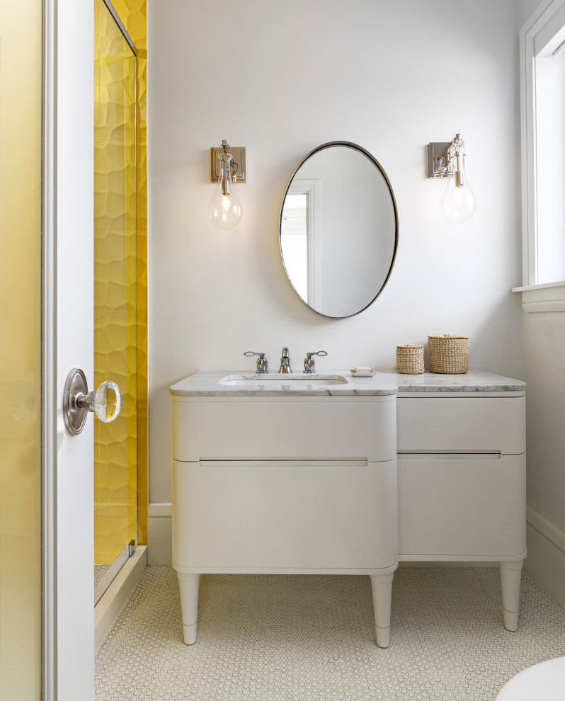 Стильный дизайн: ванная комната в морском стиле с белыми фасадами, желтой плиткой, белыми стенами, полом из мозаичной плитки, душевой кабиной, врезной раковиной, белым полом, белой столешницей и плоскими фасадами - последний тренд