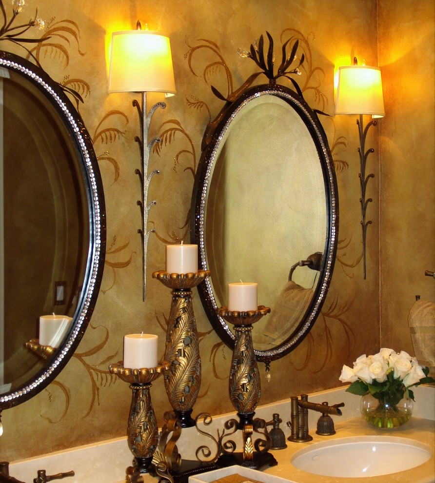 Esempio di una stanza da bagno padronale classica di medie dimensioni con consolle stile comò, ante in legno bruno, doccia aperta, WC monopezzo, piastrelle beige, lastra di pietra, pavimento in marmo, lavabo sottopiano, top in marmo, pareti beige e pavimento beige