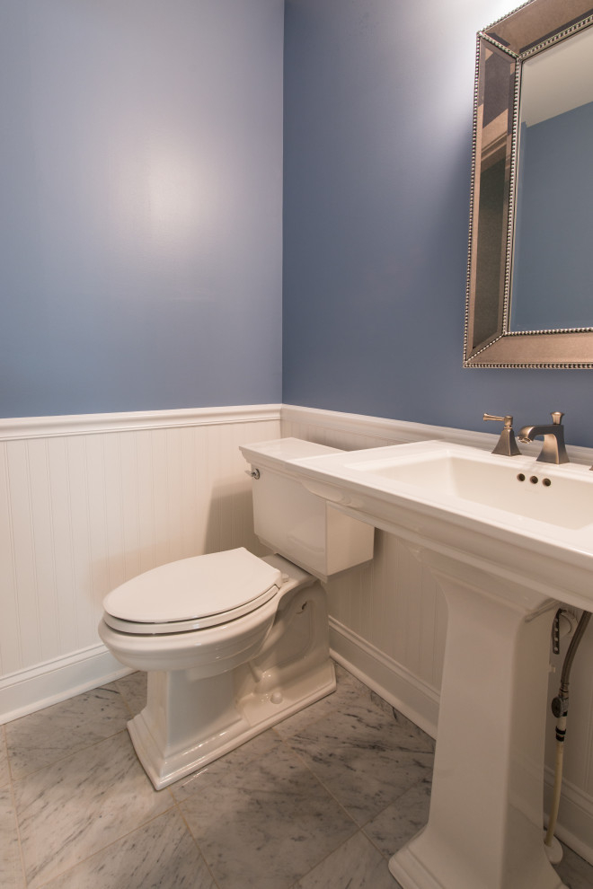 Foto di una stanza da bagno con doccia design di medie dimensioni con WC a due pezzi, piastrelle di marmo, pareti blu e lavabo a colonna