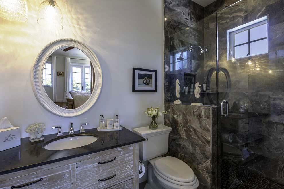 Идея дизайна: ванная комната в стиле рустика с плоскими фасадами, искусственно-состаренными фасадами, угловой ванной, раздельным унитазом, черно-белой плиткой, плиткой из листового камня, душевой кабиной, врезной раковиной и столешницей из гранита