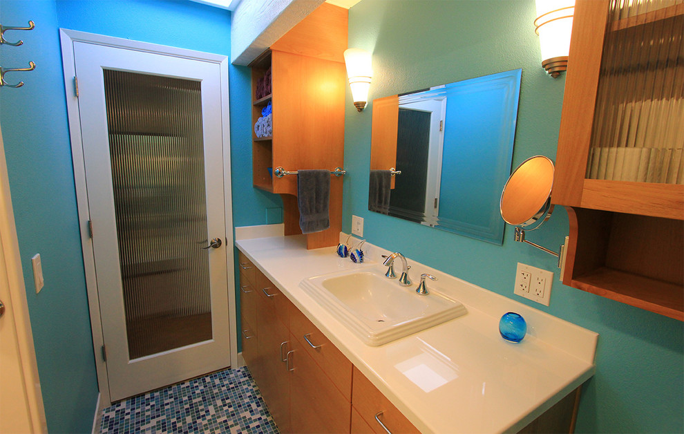 Inspiration pour une salle de bain ethnique en bois clair avec un placard à porte plane, une douche ouverte, un mur bleu, un sol en carrelage de céramique, un lavabo posé, un plan de toilette en marbre, une cabine de douche à porte battante et un plan de toilette blanc.