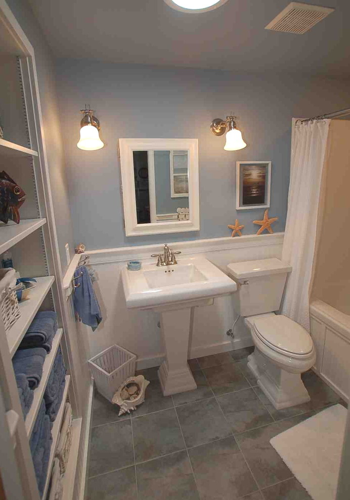 Imagen de cuarto de baño tradicional pequeño con lavabo con pedestal, armarios abiertos, bañera empotrada, combinación de ducha y bañera, sanitario de dos piezas, paredes azules, suelo de linóleo y aseo y ducha