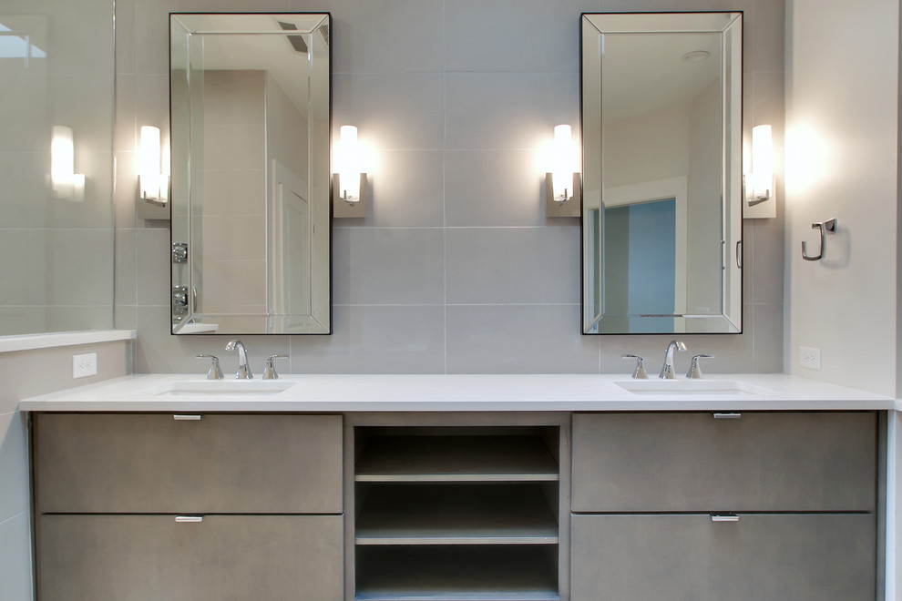Foto på ett stort funkis en-suite badrum, med släta luckor, grå skåp, en öppen dusch, grå kakel, porslinskakel, grå väggar, travertin golv, ett undermonterad handfat och bänkskiva i kvarts