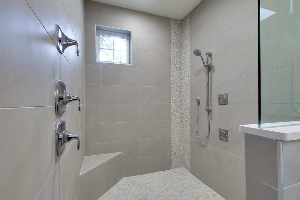 Idéer för stora funkis en-suite badrum, med släta luckor, grå skåp, en öppen dusch, grå kakel, porslinskakel, grå väggar, travertin golv, ett undermonterad handfat och bänkskiva i kvarts