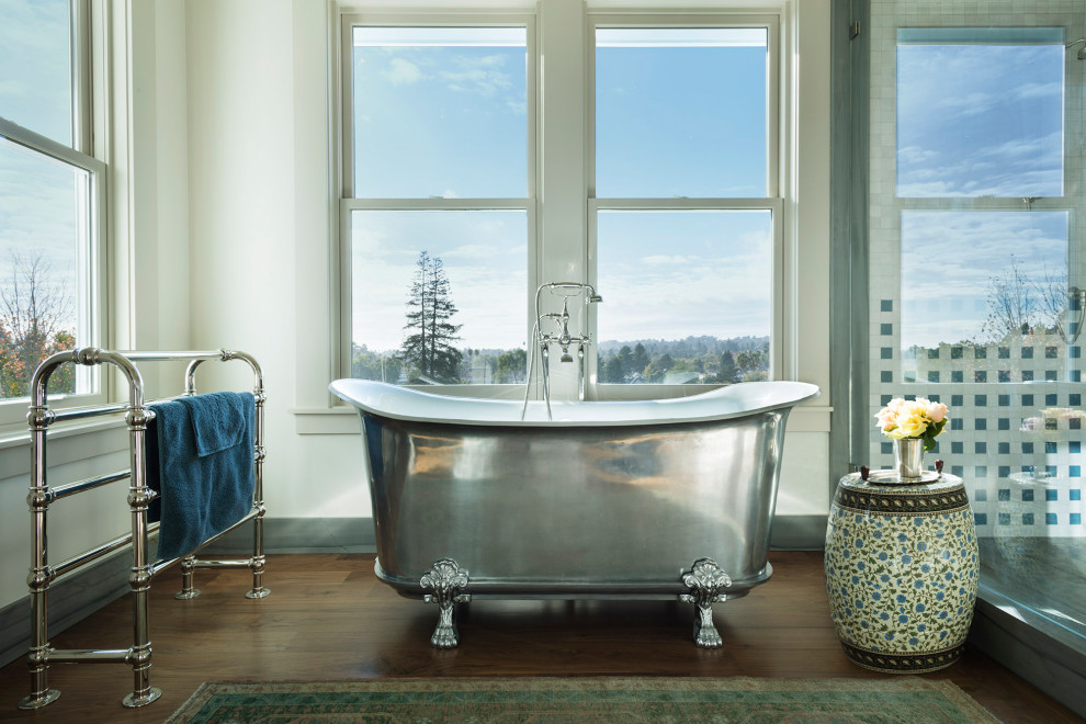 Immagine di una stanza da bagno stile marinaro con vasca con piedi a zampa di leone, pareti bianche, parquet scuro e pavimento marrone