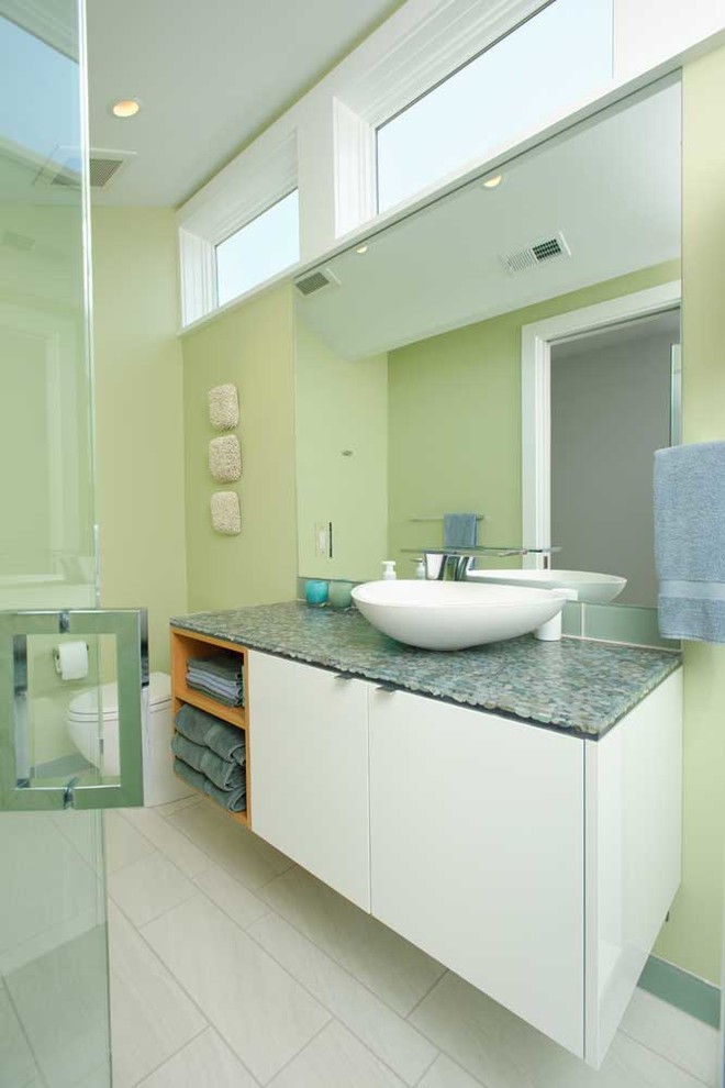Foto di una stanza da bagno padronale costiera di medie dimensioni con ante lisce, ante bianche, pareti verdi e lavabo a bacinella