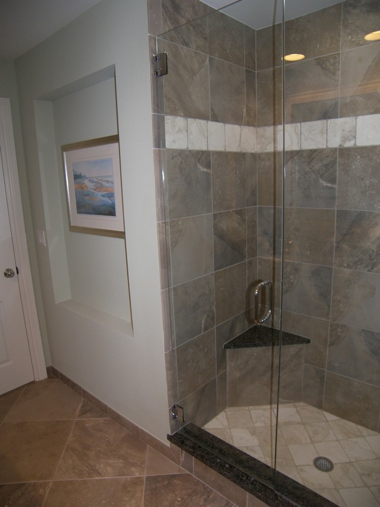 Inredning av ett klassiskt mellanstort badrum med dusch, med luckor med lamellpanel, beige skåp, ett undermonterat badkar, en dusch i en alkov, stenkakel, blå väggar, klinkergolv i porslin, ett undermonterad handfat och granitbänkskiva