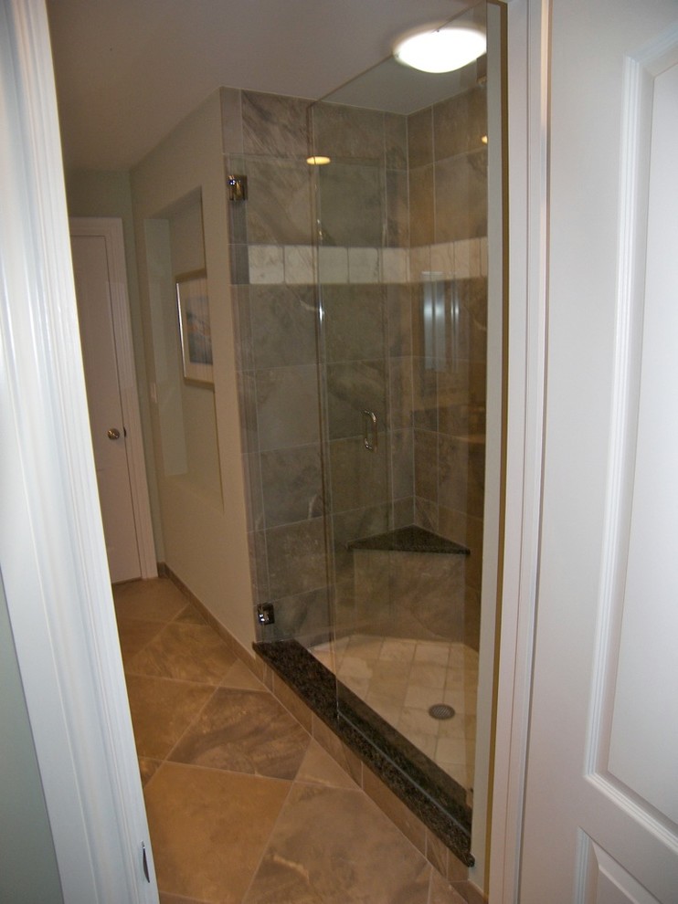 Idéer för att renovera ett mellanstort vintage badrum med dusch, med luckor med lamellpanel, beige skåp, ett undermonterat badkar, en dusch i en alkov, stenkakel, blå väggar, klinkergolv i porslin, ett undermonterad handfat och granitbänkskiva