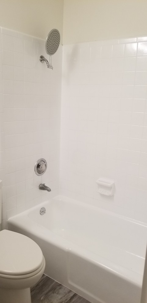 Foto di una piccola stanza da bagno per bambini stile marinaro con vasca ad alcova, doccia alcova, WC a due pezzi, piastrelle bianche, pareti bianche, pavimento in gres porcellanato, pavimento grigio e doccia con tenda