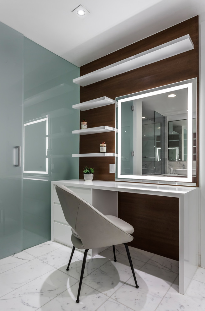 На фото: большая главная ванная комната в современном стиле с открытыми фасадами, белыми фасадами, разноцветной плиткой, полом из керамогранита, столешницей из ламината и серым полом