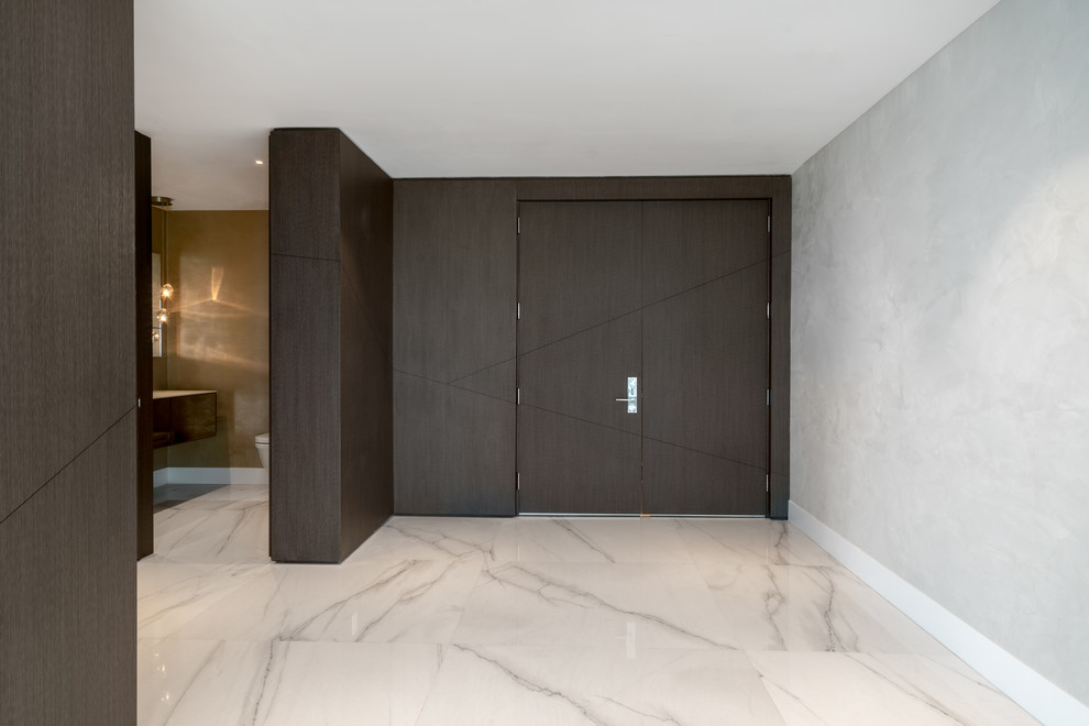Ispirazione per una stanza da bagno minimalista con pareti grigie, pavimento in marmo e pavimento bianco