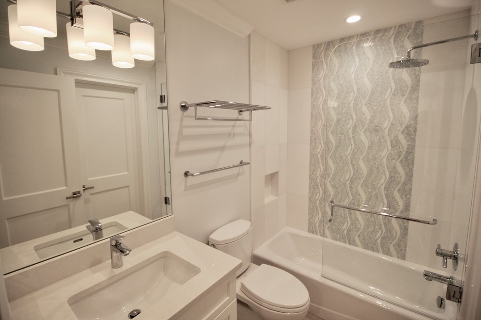 Пример оригинального дизайна: маленькая детская ванная комната в морском стиле с фасадами в стиле шейкер, белыми фасадами, ванной в нише, раздельным унитазом, белой плиткой, плиткой мозаикой, бежевыми стенами, полом из керамогранита, врезной раковиной, столешницей из искусственного кварца, бежевым полом, душем с распашными дверями и душем над ванной для на участке и в саду