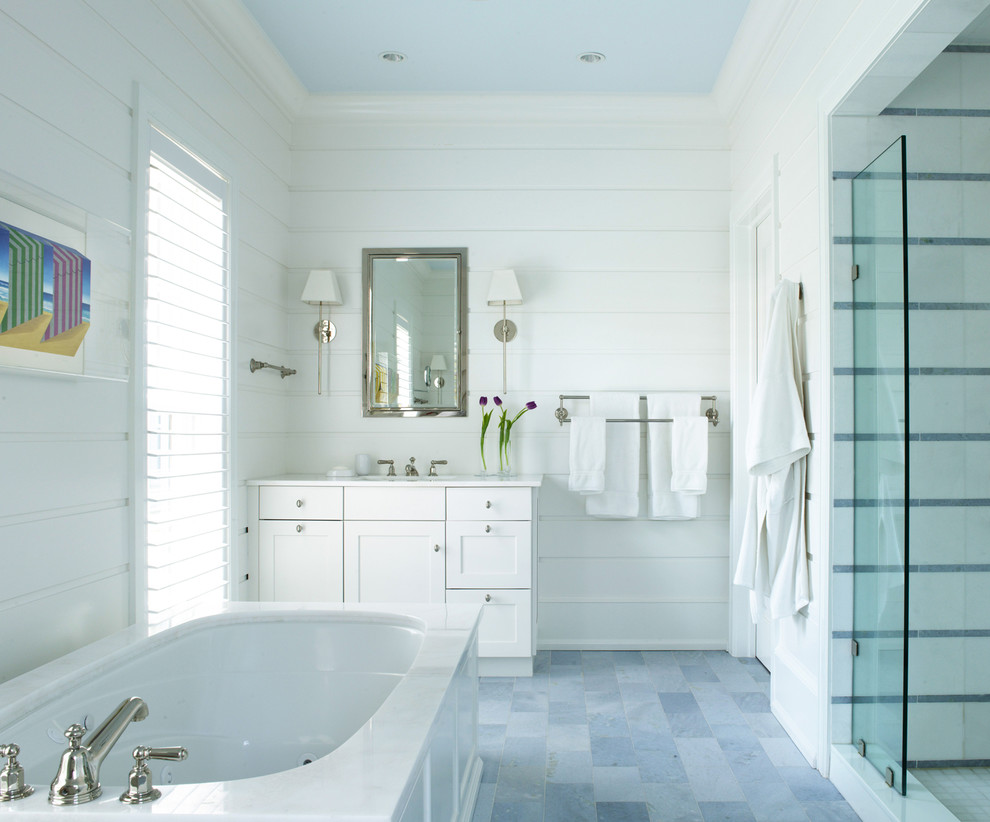 Exempel på ett mellanstort maritimt en-suite badrum, med skåp i shakerstil, vita skåp, en dusch i en alkov, vita väggar, ett undermonterat badkar och med dusch som är öppen