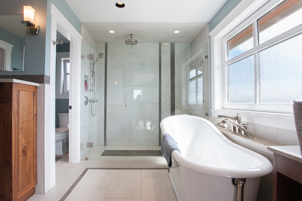На фото: ванная комната в стиле неоклассика (современная классика) с отдельно стоящей ванной с