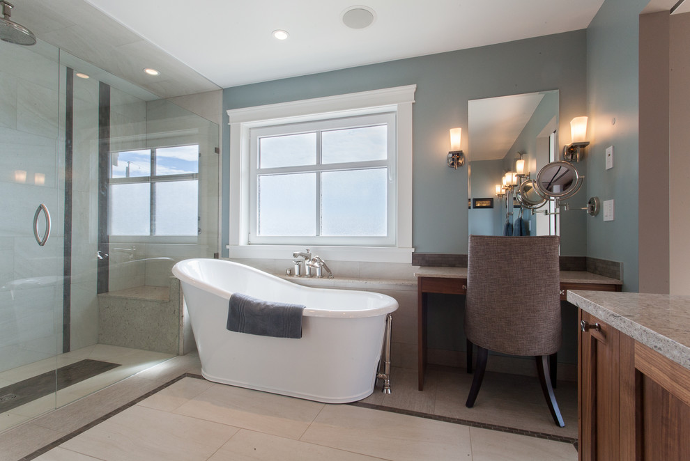 На фото: ванная комната в стиле неоклассика (современная классика) с отдельно стоящей ванной