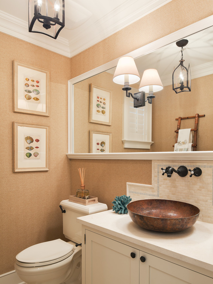 Foto på ett stort maritimt badrum med dusch, med luckor med infälld panel, vita skåp, en dusch i en alkov, en toalettstol med hel cisternkåpa, vit kakel, keramikplattor, blå väggar, klinkergolv i keramik, ett undermonterad handfat och granitbänkskiva