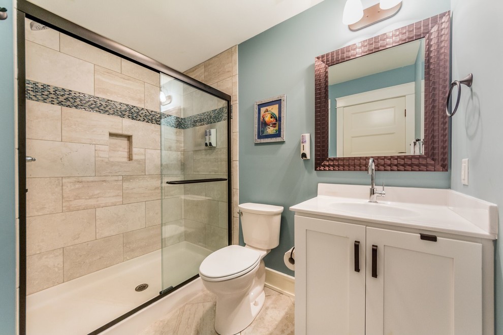 Exempel på ett mellanstort klassiskt badrum med dusch, med skåp i shakerstil, vita skåp, en dusch i en alkov, en toalettstol med separat cisternkåpa, beige kakel, travertinkakel, beige väggar, travertin golv, ett integrerad handfat, bänkskiva i akrylsten, beiget golv och dusch med skjutdörr