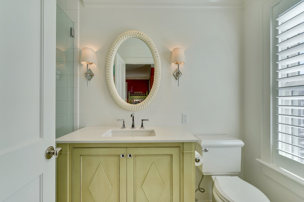 ニューヨークにあるラグジュアリーな小さなビーチスタイルのおしゃれなバスルーム (浴槽なし) (インセット扉のキャビネット、緑のキャビネット、アルコーブ型シャワー、白い壁、アンダーカウンター洗面器、白い洗面カウンター) の写真