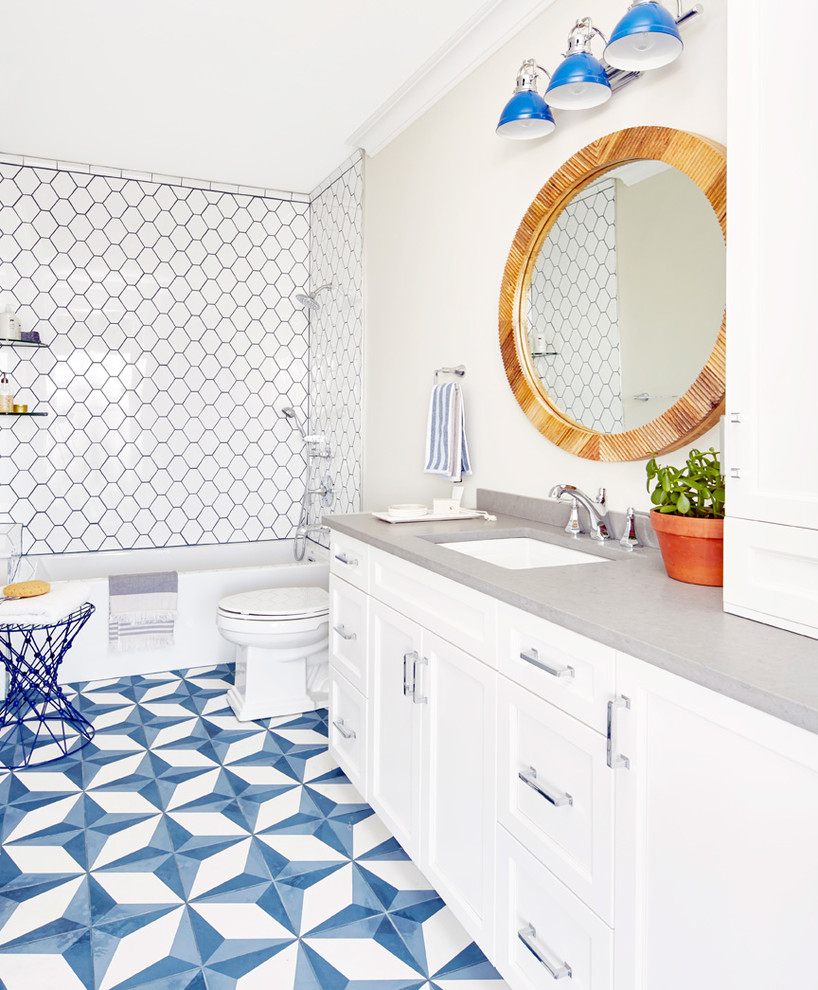 Стильный дизайн: огромная главная ванная комната в морском стиле с фасадами в стиле шейкер, белыми фасадами, душем над ванной, плиткой мозаикой, серыми стенами, полом из мозаичной плитки, врезной раковиной, столешницей из искусственного кварца, синим полом, серой столешницей, ванной в нише и черно-белой плиткой - последний тренд