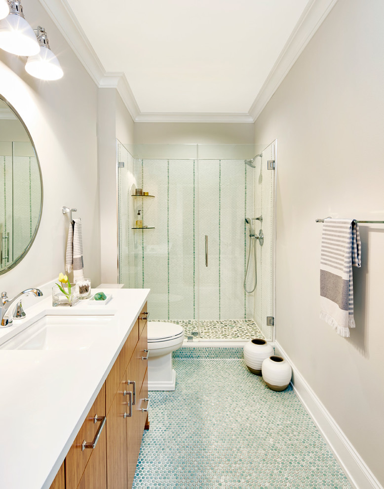 Inspiration för ett mycket stort maritimt vit vitt en-suite badrum, med skåp i mellenmörkt trä, en dusch i en alkov, grön kakel, mosaik, grå väggar, mosaikgolv, bänkskiva i kvarts, blått golv och dusch med gångjärnsdörr