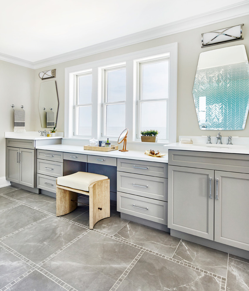 Esempio di un'ampia stanza da bagno padronale stile marino con ante in stile shaker, ante grigie, piastrelle grigie, pavimento con piastrelle in ceramica, lavabo sottopiano, top in quarzo composito, pavimento grigio e top bianco