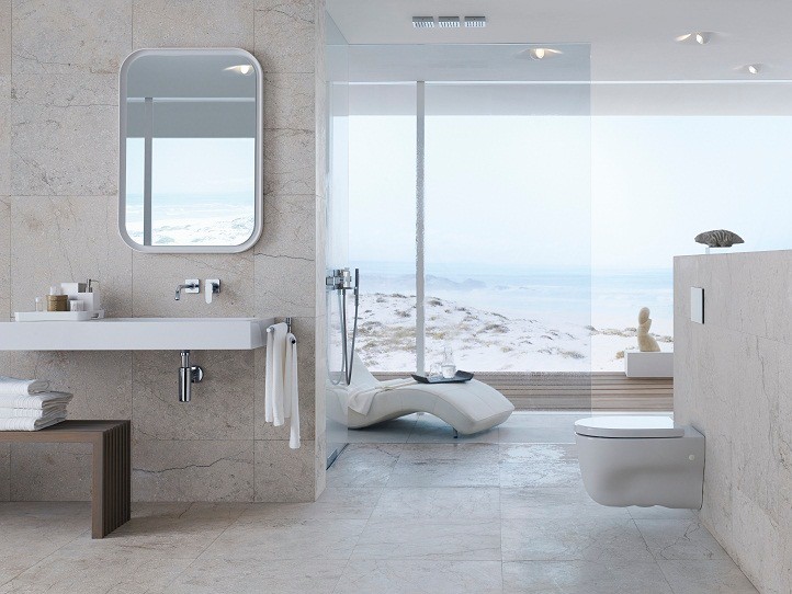 Exempel på ett mycket stort maritimt en-suite badrum, med en öppen dusch, en vägghängd toalettstol och beige väggar