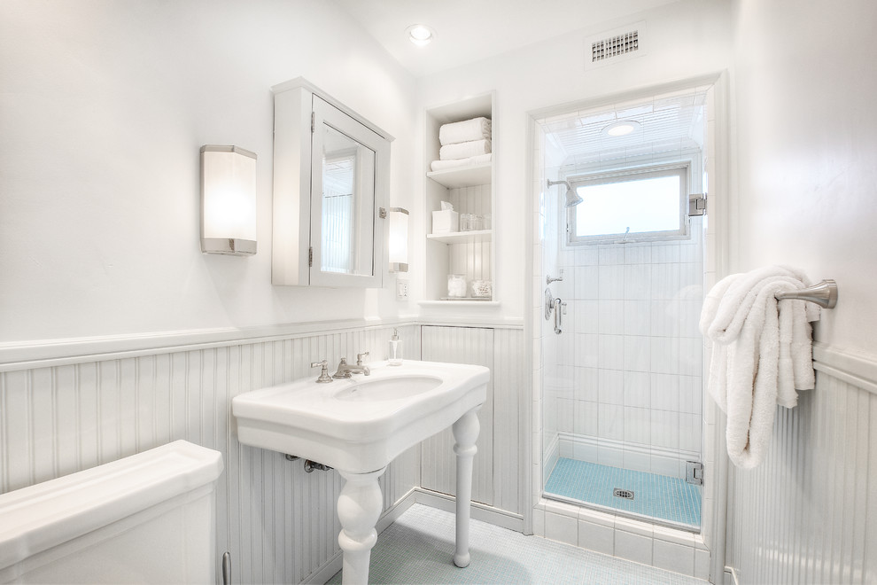 Mittelgroßes Maritimes Duschbad mit Duschnische, weißen Fliesen, weißer Wandfarbe, Wandwaschbecken, weißem Boden, Falttür-Duschabtrennung und Keramikfliesen in Orange County