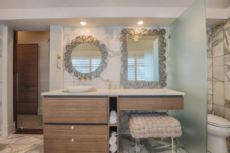 Пример оригинального дизайна: большая главная ванная комната в стиле модернизм с плоскими фасадами, фасадами цвета дерева среднего тона, отдельно стоящей ванной, открытым душем, унитазом-моноблоком, серой плиткой, керамической плиткой, белыми стенами, полом из керамической плитки, настольной раковиной, столешницей из гранита, серым полом, открытым душем, белой столешницей, тумбой под одну раковину и встроенной тумбой