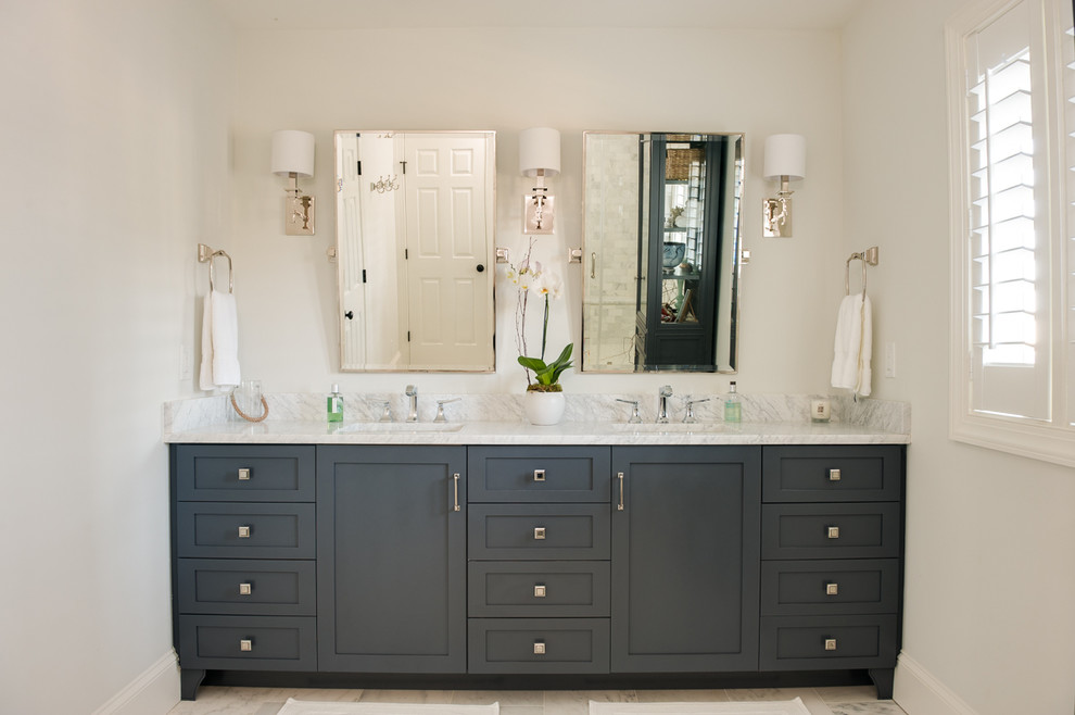 Modernes Badezimmer mit Unterbauwaschbecken, Schrankfronten mit vertiefter Füllung, grauen Schränken, Marmor-Waschbecken/Waschtisch, Steinfliesen und Mosaik-Bodenfliesen in Wilmington